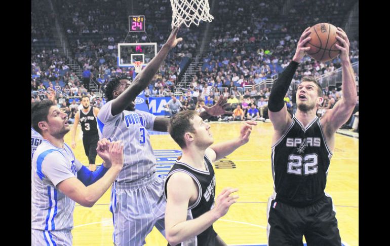 Orlando. Tiago Splitter (número 22) de los Spurs, se prepra para realizar un tiro al aro durante el partido de ayer frente al Magic. AP / J. Raoux