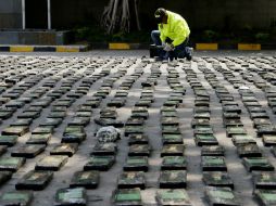 Miembros de la Policía Antinarcóticos de Colombia custodian cerca de 985 kg de cocaína. EFE / R. Maldonado