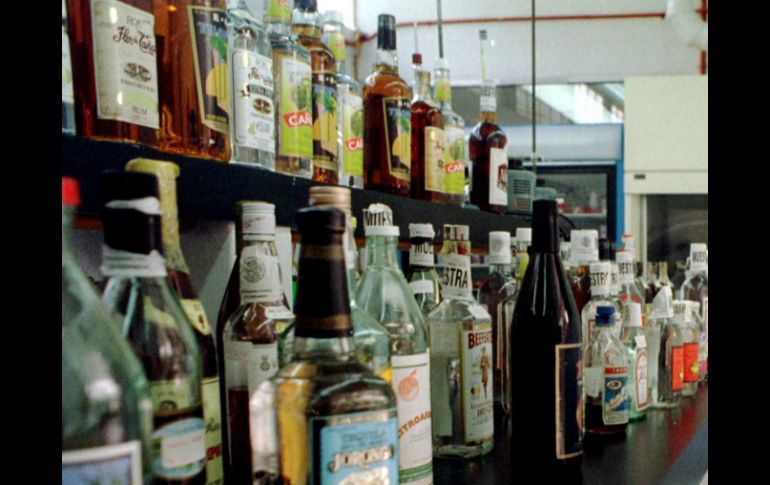 También se decomisaron casi cinco litros de bebidas alcohólicas como licores y cervezas. EL INFORMADOR / ARCHIVO