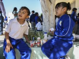 Hay que concientizarlos sobre la importancia de cuidar sus uniformes para cuando vuelvan a la escuela. EL INFORMADOR / ARCHIVO