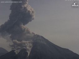 Con diferencia de minutos, ambos volcanes tuvieron exhalaciones de regular magnitud. ESPECIAL / webcamsdemexico.com