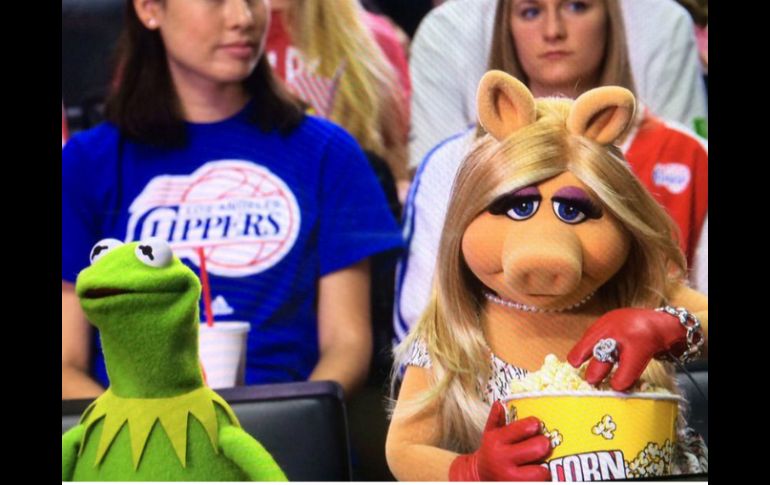 Kermit the Frog, conocido como la Rana René en español, y Miss Piggy durante un partido de los Clippers de Los Ángeles. TWITTER / @TheMuppets