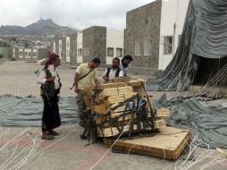 Aviones de países árabes han entregado a las fuerzas yemeníes cajas con armas ligeras, municiones y medicinas. EFE / A. García