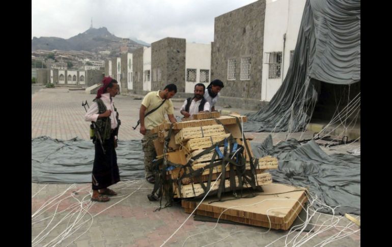 Aviones de países árabes han entregado a las fuerzas yemeníes cajas con armas ligeras, municiones y medicinas. EFE / A. García