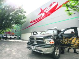 Policías estatales, de seguridad privada y escoltas fueron observados ayer afuera de las oficinas de Omnilife en Guadalajara. EL INFORMADOR / A. García