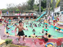 Al agua. A los niños no les importó que poco a poco el agua de las albercas dejara de ser transparente. EL INFORMADOR / A. García