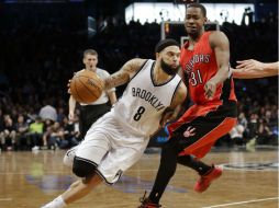 Deron Williams (8) de los Nets pasa a Terrence Ross (31) durante la segunda mitad del juego disputado en Nueva York. AP / F. Franklin