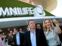 Tiempos felices.  Jorge Vergara y  Angélica Fuentes caminan frente al Estadio Omnilife en el 2011. MEXSPORT / R. Ruiz