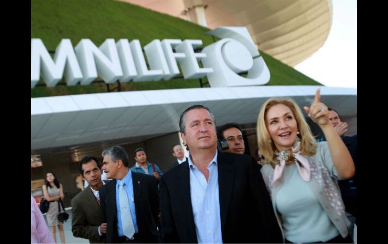 Tiempos felices.  Jorge Vergara y  Angélica Fuentes caminan frente al Estadio Omnilife en el 2011. MEXSPORT / R. Ruiz