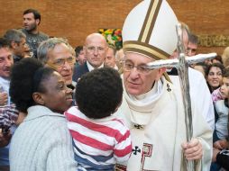 'Una pequeña caricia del Papa', era lo que decían al entregar los sobre a los indigentes. EFE / C. Peri