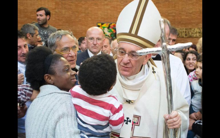 'Una pequeña caricia del Papa', era lo que decían al entregar los sobre a los indigentes. EFE / C. Peri