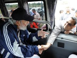 En las imágenes se ve a Castro sentado dentro de un vehículo, mientras saluda a los que se acercan a él. AFP /