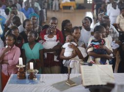 Las actividades del día estuvieron marcadas por la emoción entre los varios cientos de miembros de la minoría cristiana. EFE / D. Kurokawa