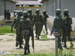 Soldados de las Fuerzas de Defensa de Kenia resguardan la Universidad Garissa. AP / STR