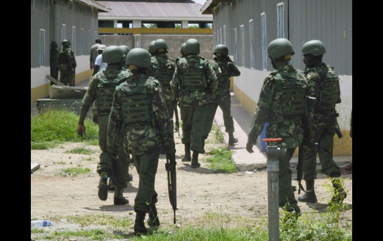 Soldados de las Fuerzas de Defensa de Kenia resguardan la Universidad Garissa. AP / STR