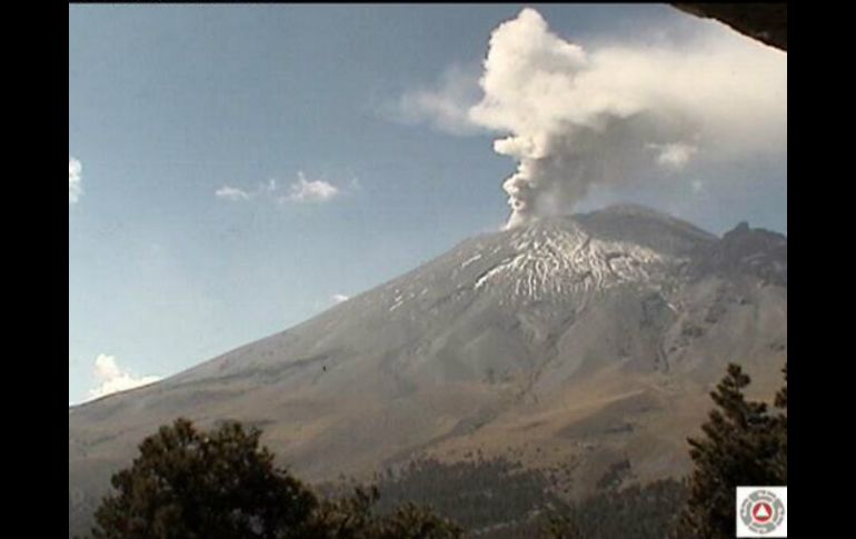 El volcán tuvo una emisión de vapor de agua y gas con dirección al oeste noroeste y no obtuvieron reportes de caída de ceniza. TWITTER / @webcamsdemexico.com