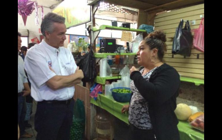 Petersen Farah estuvo de visita en el Mercado Independencia. TWITTER / @AlfonsoPetersen