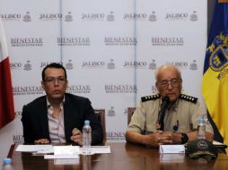 El titular de Protección Civil y Bomberos Jalisco, Trinidad López Rivas y Roberto López en conferencia de prensa. TWITTER / @SGG_Jalisco