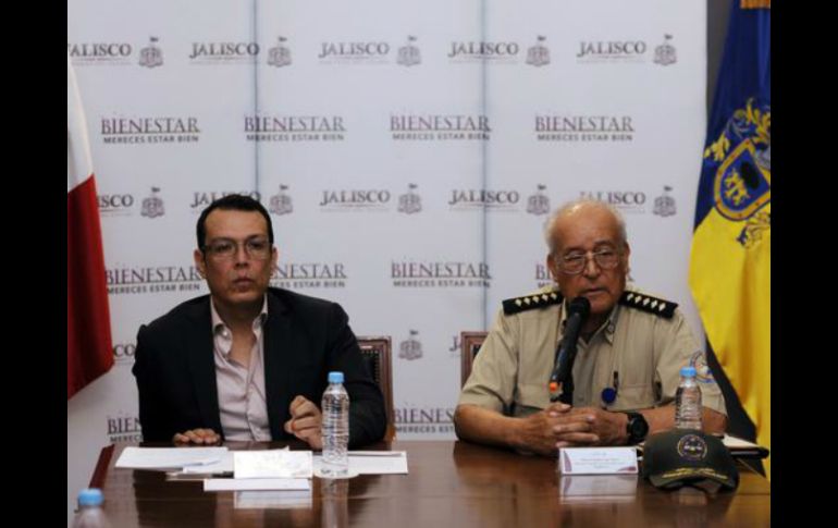 El titular de Protección Civil y Bomberos Jalisco, Trinidad López Rivas y Roberto López en conferencia de prensa. TWITTER / @SGG_Jalisco