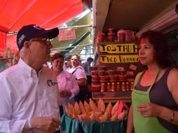 Martínez Mora escuchó las quejas de los comerciantes y usuarios del lugar. TWITTER / @gmartinezmora