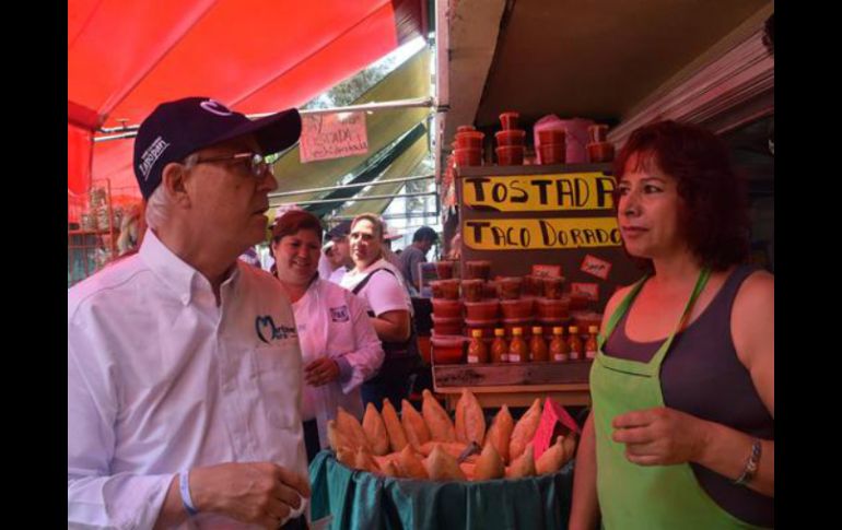 Martínez Mora escuchó las quejas de los comerciantes y usuarios del lugar. TWITTER / @gmartinezmora