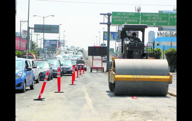 Las obras de repavimentación de los carriles centrales de Avenida Vallarta se terminarán el fin de semana, antes del regreso a clases. EL INFORMADOR / A. Hinojosa