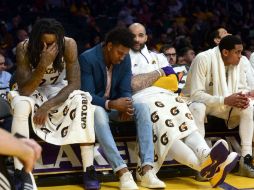 Parte del equipo de los Lakers de Los Ángeles durante el juego del domingo pasado ante los Clippers. EFE / M. Nelson