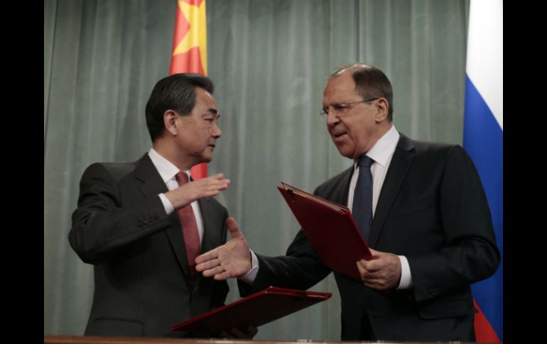 Los ministros de Exteriores ruso, Sergey Lavrov (d), y chino Wang Yi (i) acordaron la visita del líder ruso al país asiático. AP / I. Sekretarev