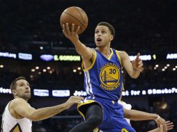 El guardia de los Warriors de Golden State, Stephen Curry (30), es el líder del mejor equipo del año de la NBA. AP / G. Herbert