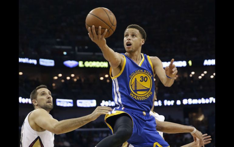 El guardia de los Warriors de Golden State, Stephen Curry (30), es el líder del mejor equipo del año de la NBA. AP / G. Herbert