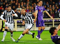 El zaguero Leonardo Bonucci (centro) celebra la tercera anotación de la Juve en casa de la Fiore. EFE / M. Degl'innocenti