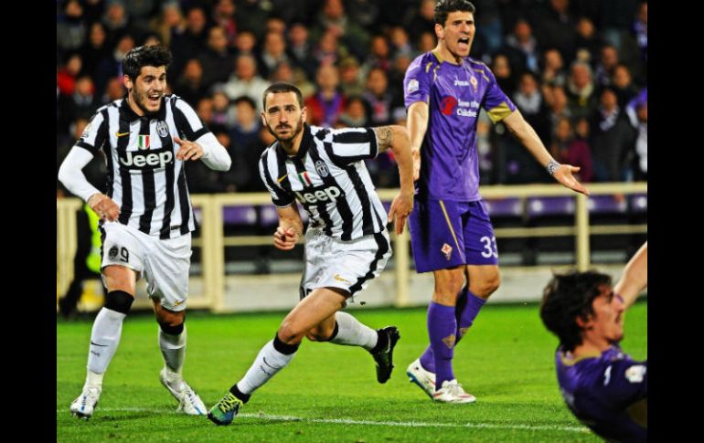 El zaguero Leonardo Bonucci (centro) celebra la tercera anotación de la Juve en casa de la Fiore. EFE / M. Degl'innocenti