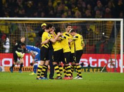 El técnico del Borussia Dortmund, Jürgen Klopp, se abraza con sus jugadores al consumarse la sufrida victoria sobre el Hoffenheim. AFP / P. Stollarz