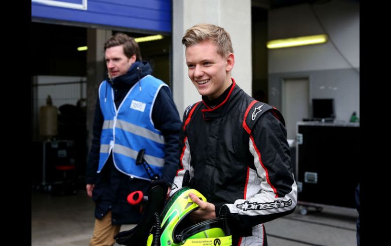 Mick Schumacher, de 16 años, terminó octavo, quinto y 12do entre 33 pilotos. AFP / R. Hartmann