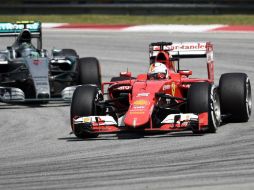 Sebastian Vettel conduce su monoplaza durante el Gran Premio de Malasia, en el cual obtuvo la bandera a cuadros. AFP / M. Vatsyayana