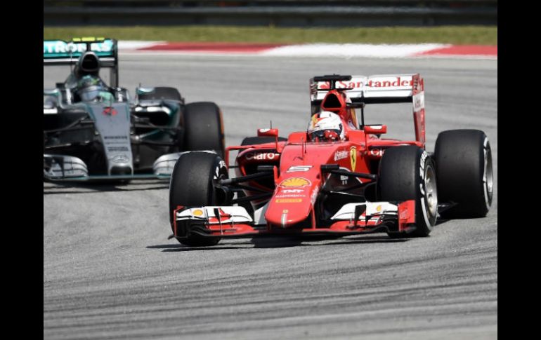 Sebastian Vettel conduce su monoplaza durante el Gran Premio de Malasia, en el cual obtuvo la bandera a cuadros. AFP / M. Vatsyayana