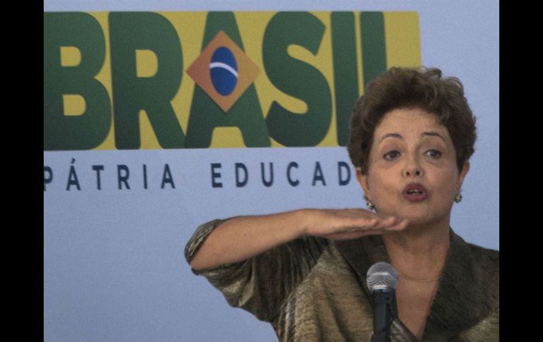 La presidenta de Brasil asegura que 'Petrobras' ya está de pie. AFP / V. Alameida