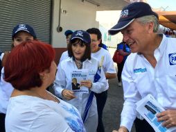 Alfonso Petersen, durante un recorrido en la colonia El Fresno. ESPECIAL / Alfonso Petersen