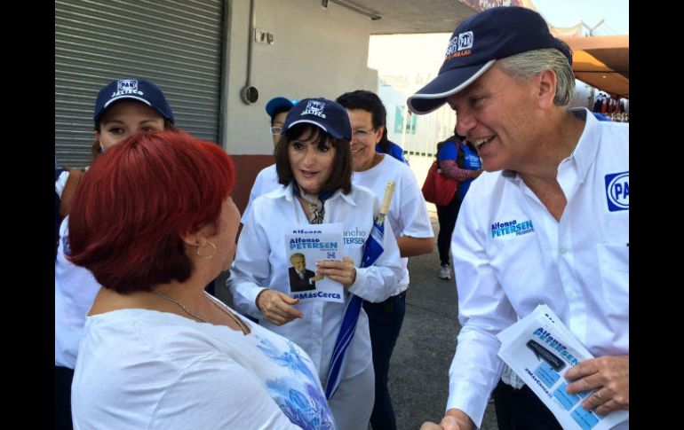 Alfonso Petersen, durante un recorrido en la colonia El Fresno. ESPECIAL / Alfonso Petersen