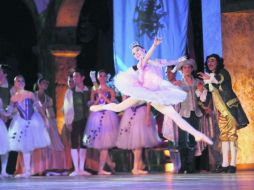 Bailarines del Joven Ballet de Jalisco y del Folclórico de la UdeG unen su talento para recrear el cuento de hadas. EL INFORMADOR / M. Vargas