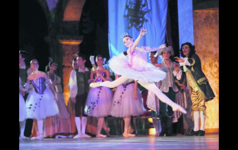 Bailarines del Joven Ballet de Jalisco y del Folclórico de la UdeG unen su talento para recrear el cuento de hadas. EL INFORMADOR / M. Vargas