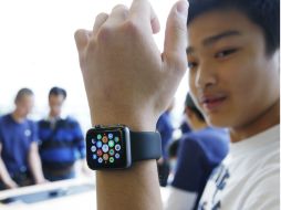 Un joven comprador en Hong Kong se prueba uno de los modelos de Apple Watch. AP / K. Cheung