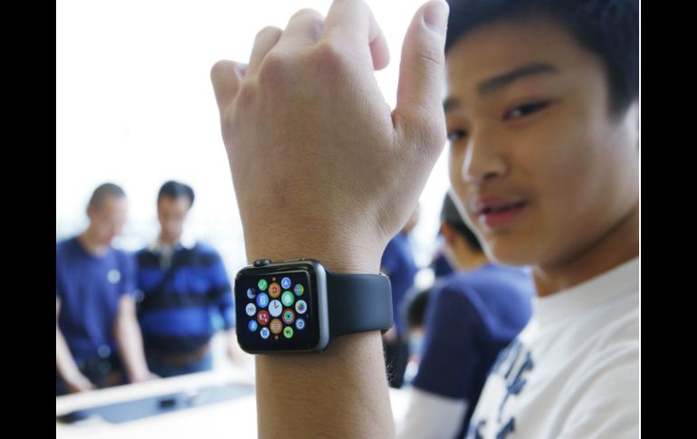 Un joven comprador en Hong Kong se prueba uno de los modelos de Apple Watch. AP / K. Cheung