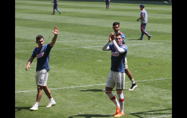 Los jugadores de Chivas agradecen a los aficionados su visita del pasado jueves. EL INFORMADOR / M.Vargas