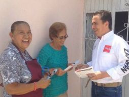 Por la mañana, el político visitó la colonia Loma Bonita y convivió con los vecinos. TWITTER / @ChavaRizo