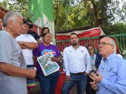 El candidato panista a la alcaldía de Zapopan (der.) platica con algunos usuarios de la Unidad Deportiva durante su visita. TWITTER / @gmartínezmora