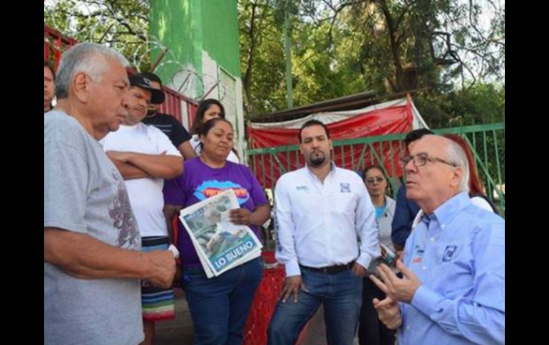 El candidato panista a la alcaldía de Zapopan (der.) platica con algunos usuarios de la Unidad Deportiva durante su visita. TWITTER / @gmartínezmora