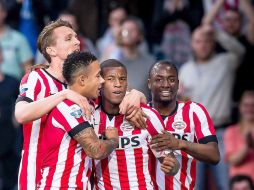 Los jugadores del PSV celebran el triunfo que los pone cerca de otro título. EFE / K.In't Veen