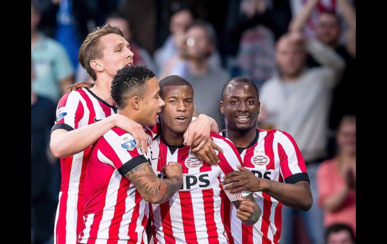 Los jugadores del PSV celebran el triunfo que los pone cerca de otro título. EFE / K.In't Veen