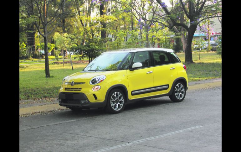 La Fiat 500L está disponible en una sola versión, cuenta con techo panorámico y sonido Beats. EL INFORMADOR / M. Castillo